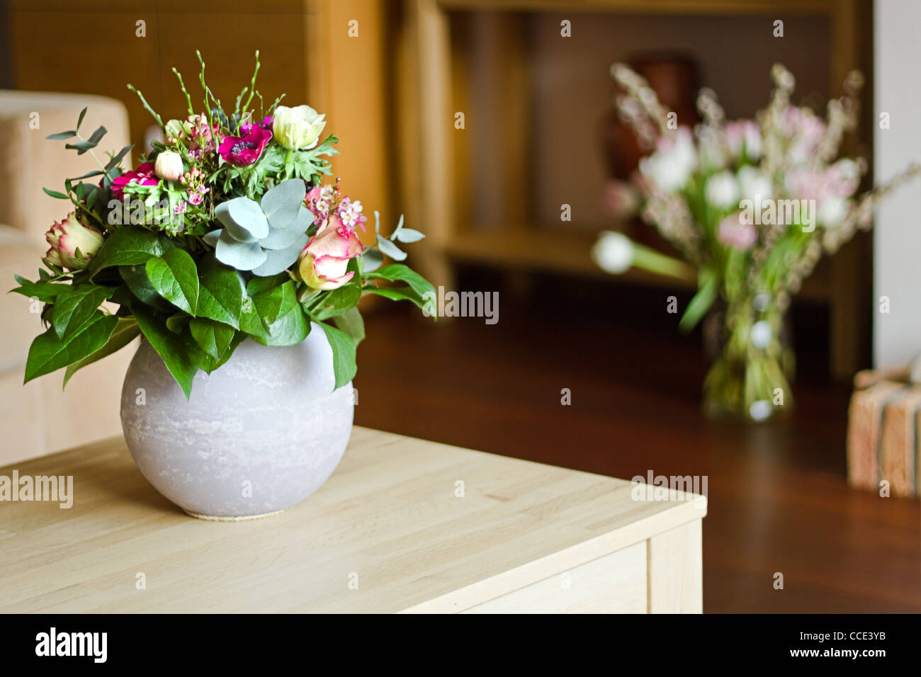 Parte di arredamento moderno con due mazzi di fiori - shallow dof Foto Stock