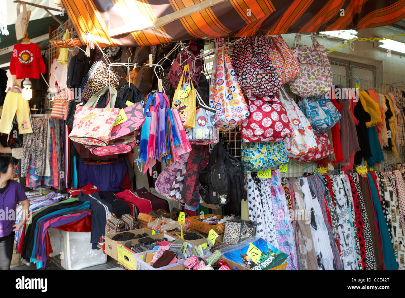 Cheap womens borse sciarpe e accessori di stallo del mercato aberdeen hong kong RAS di Hong kong cina asia Foto Stock