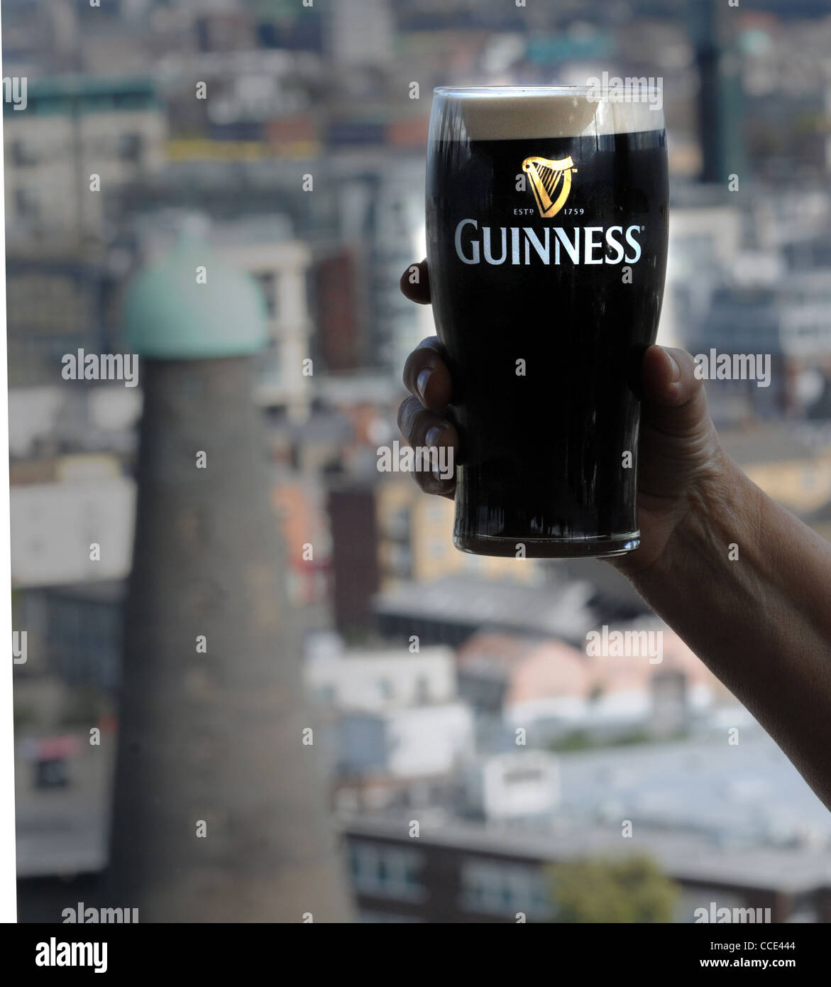CHEERS. Una pinta di Guinness è goduto nel bar OVERLLOKING La Birreria Guinness, Dublino Foto Stock