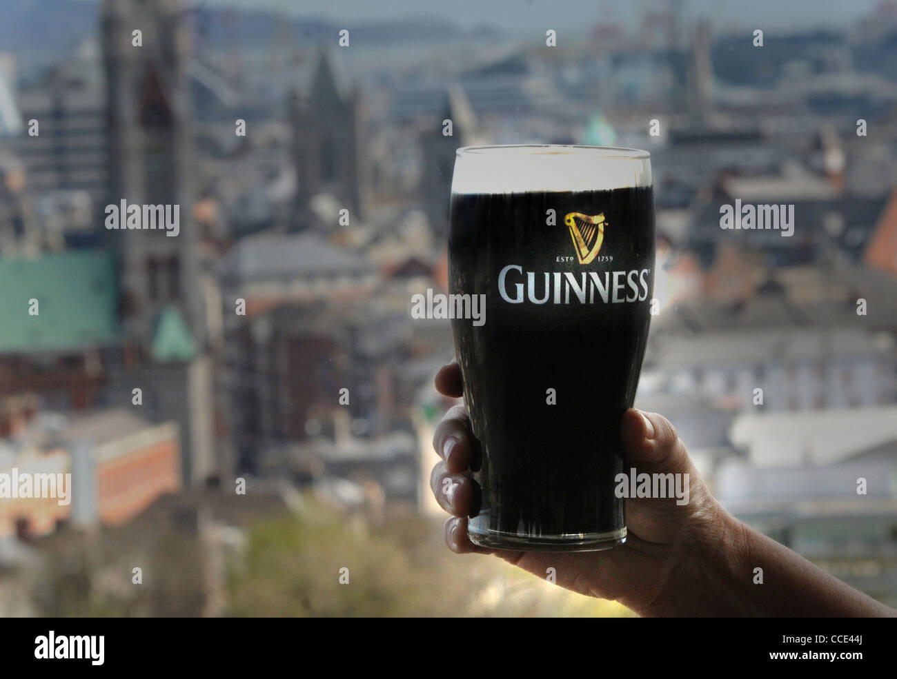 CHEERS. Una pinta di Guinness è goduto nel bar OVERLLOKING La Birreria Guinness, Dublino Foto Stock