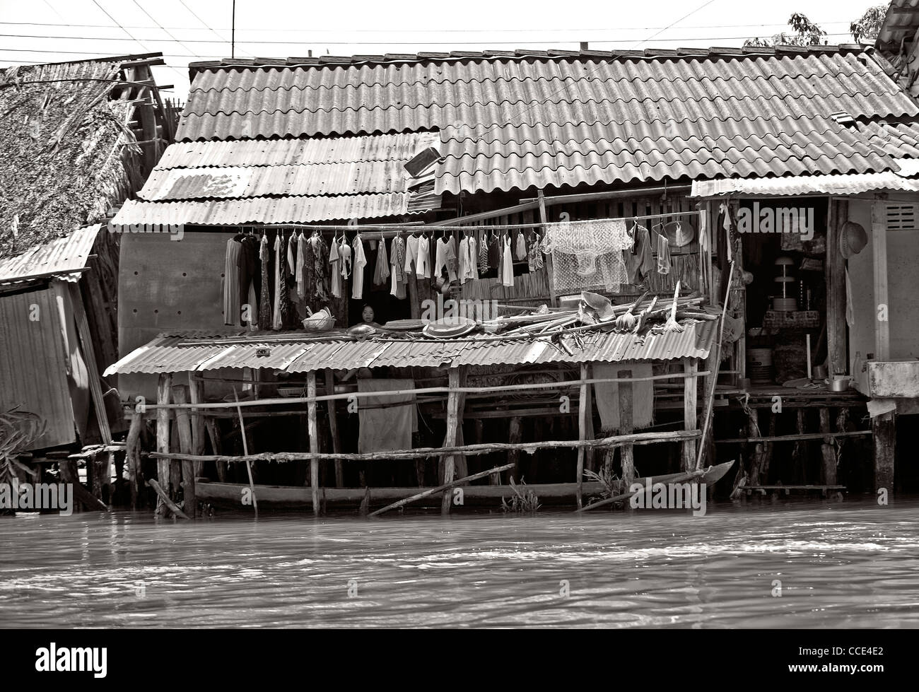 Il fiume Mekong scena mostrando una casa diroccata su palafitte Foto Stock