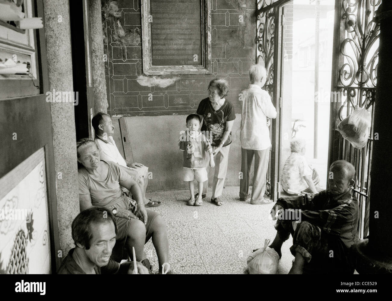 Fotografia di viaggio - Pellegrini a Kuan Yin Teng tempio in Chinatown di George Town in Penang Island in Malesia nel sud-est asiatico in Estremo Oriente. Persone Foto Stock