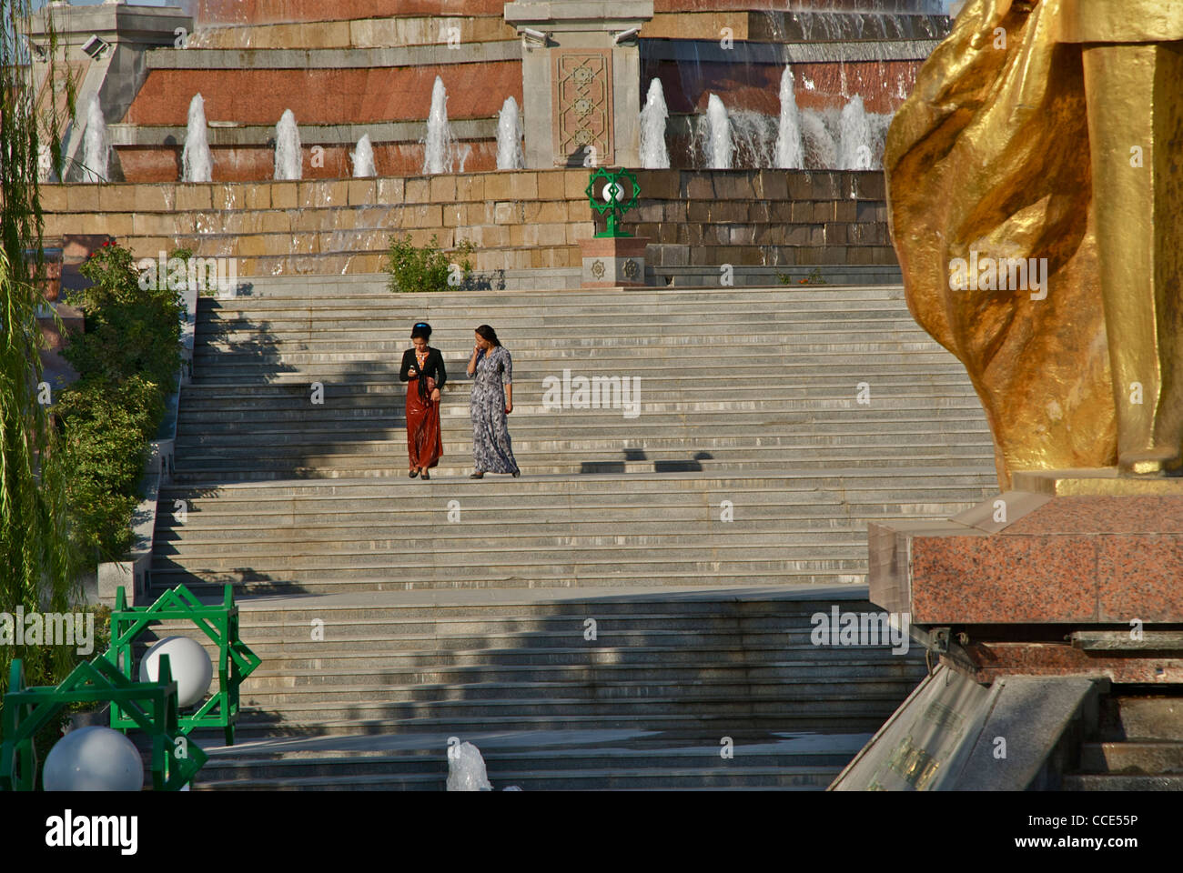Due donne turkmene a camminare in un parco di Aşgabat, Turkmenistan, Ott 2011 Foto Stock
