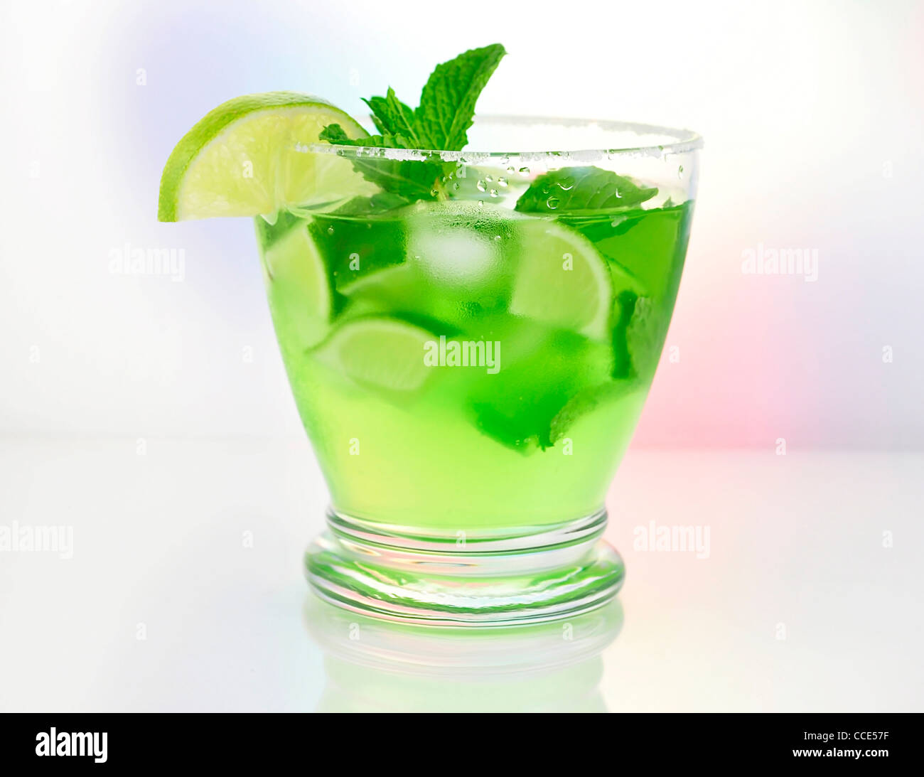 Un bicchieri di freddo cocktail di frutta Foto Stock