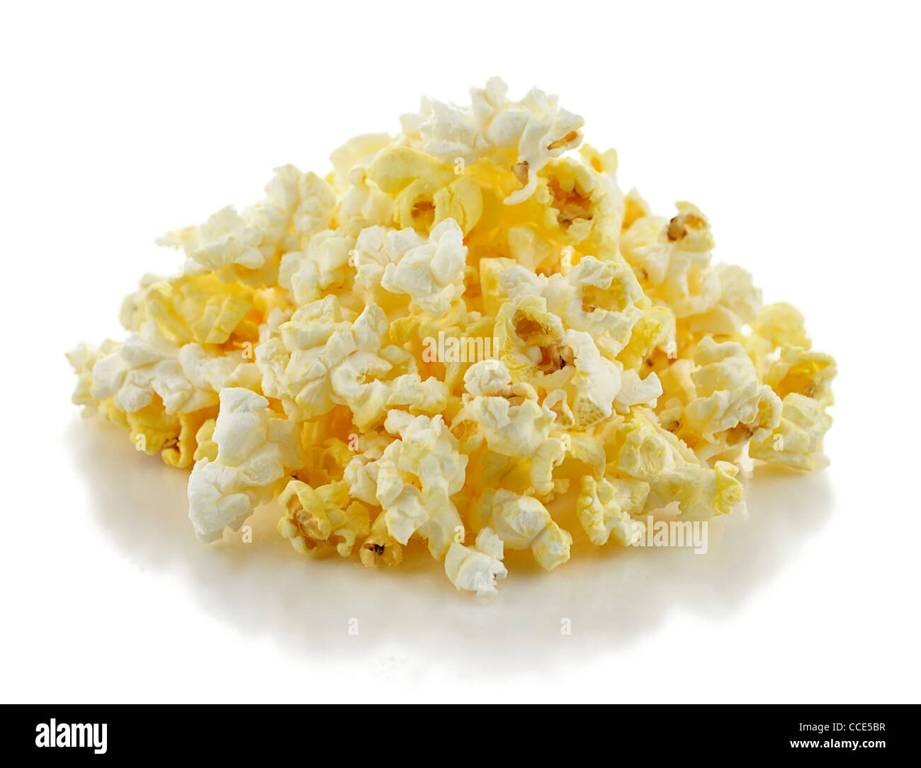 Il popcorn , close up shot su sfondo bianco Foto Stock