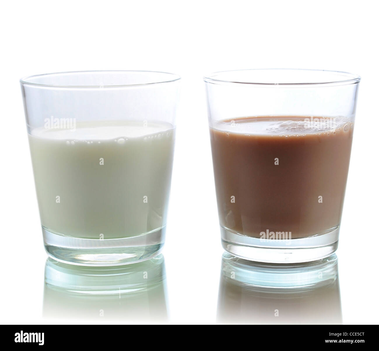 Latte e cioccolato al latte su sfondo bianco Foto Stock
