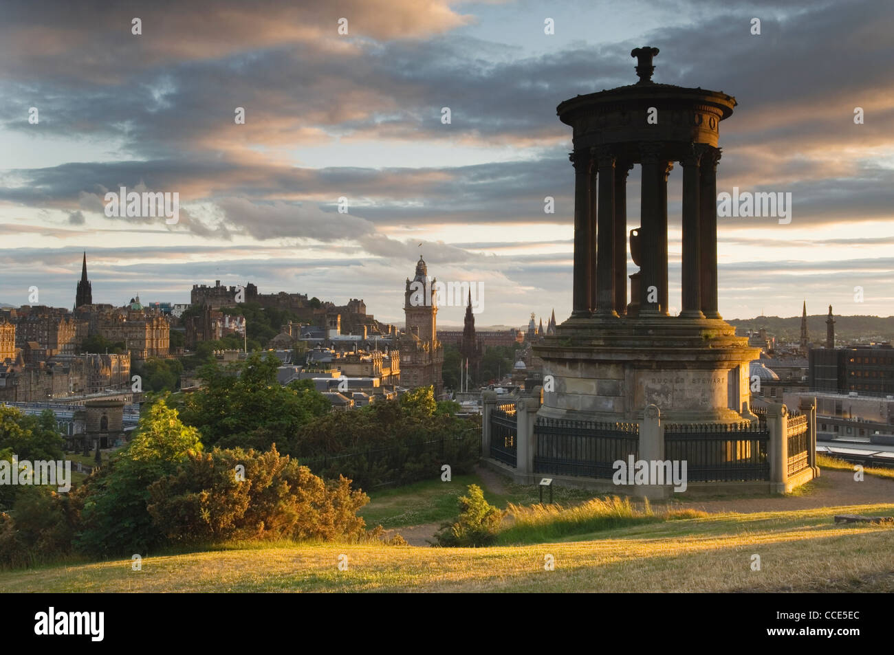 Edinburgh skyline al tramonto, Scozia. Foto Stock