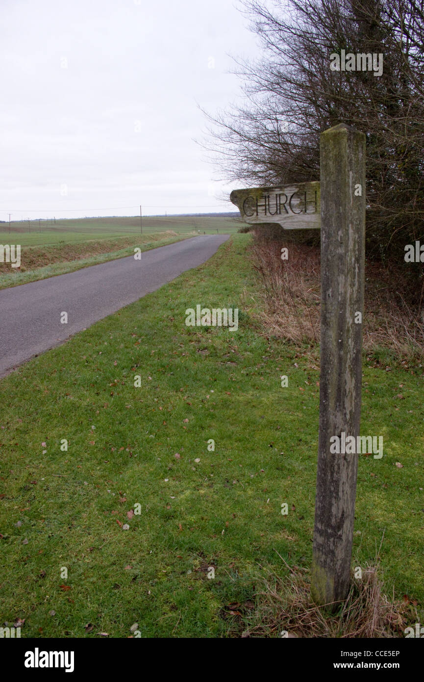 Sentiero fingerpost firmare alla chiesa, Layer Marney, Tiptree, Essex, Inghilterra Foto Stock