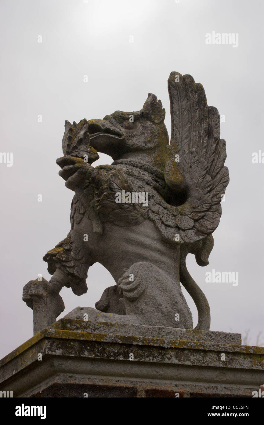 Araldico in pietra intagliata dragon gargoyle, Layer Marney Tower, Tiptree, Essex, Inghilterra Foto Stock