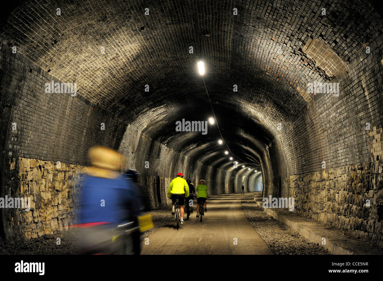 Il Monsal Trail passa attraverso diversi recentemente riaperto gallerie ferroviarie nel Peak District, Derbyshire, Inghilterra Foto Stock