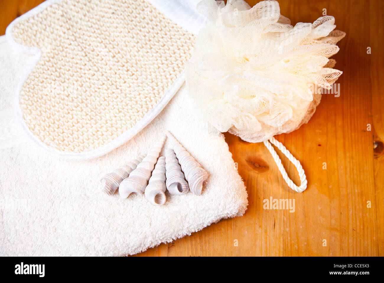 Lussuosi bagni con vasca o doccia impostata con un asciugamano di spugna e gusci sul tavolo di legno Foto Stock