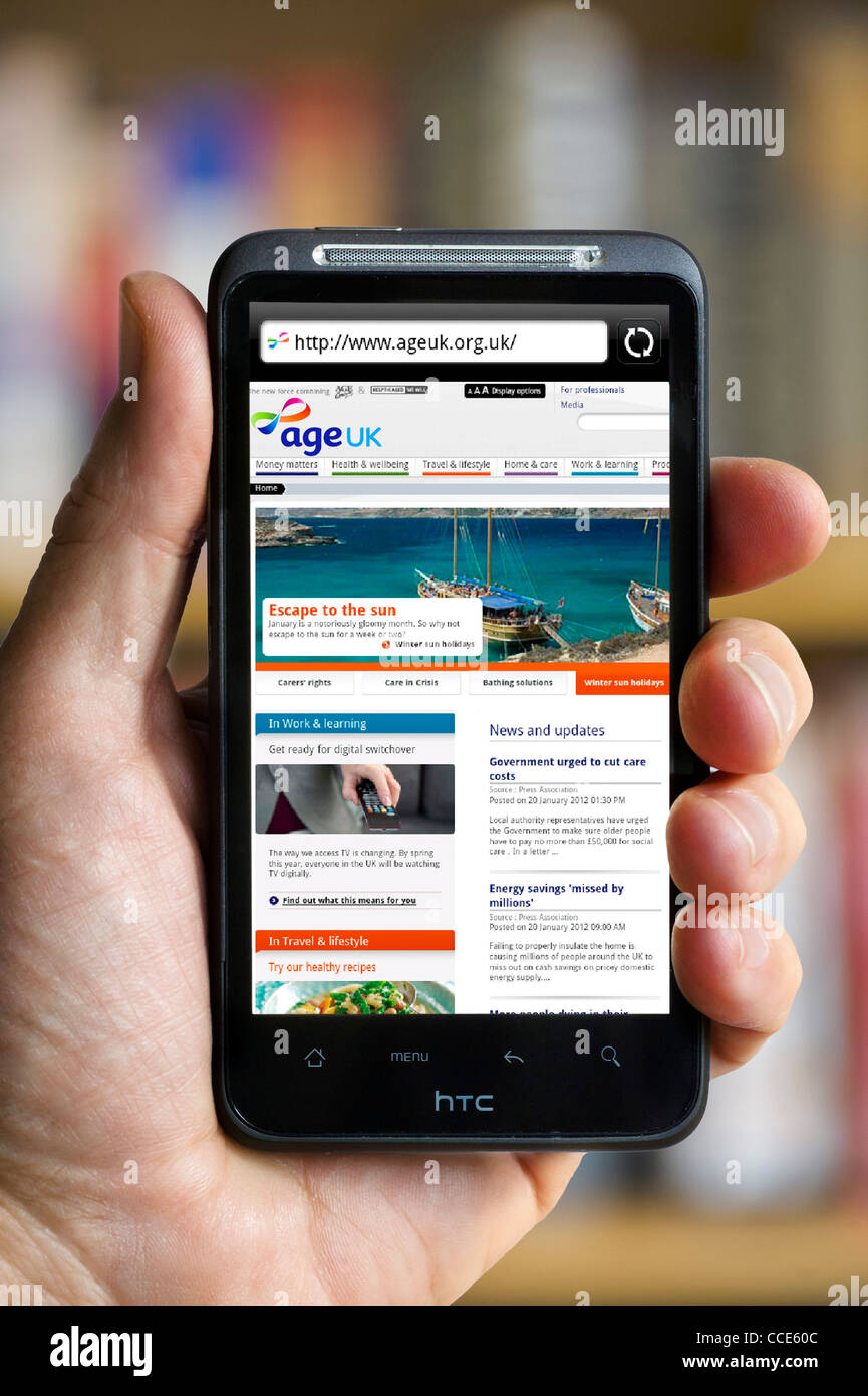 Guardando all'età UK carità sito web (un amalgama di età preoccupazione e aiutare anziani) visualizzato su un smartphone HTC Foto Stock