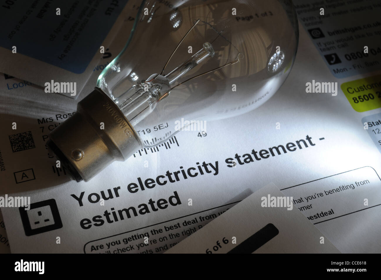 Elettricità stimati BILL DICHIARAZIONE CON LAMPADINA RI i crescenti costi dell'energia del gas combustibile riscaldamento UTILITIES BILANCI DI ILLUMINAZIONE ETC REGNO UNITO Foto Stock