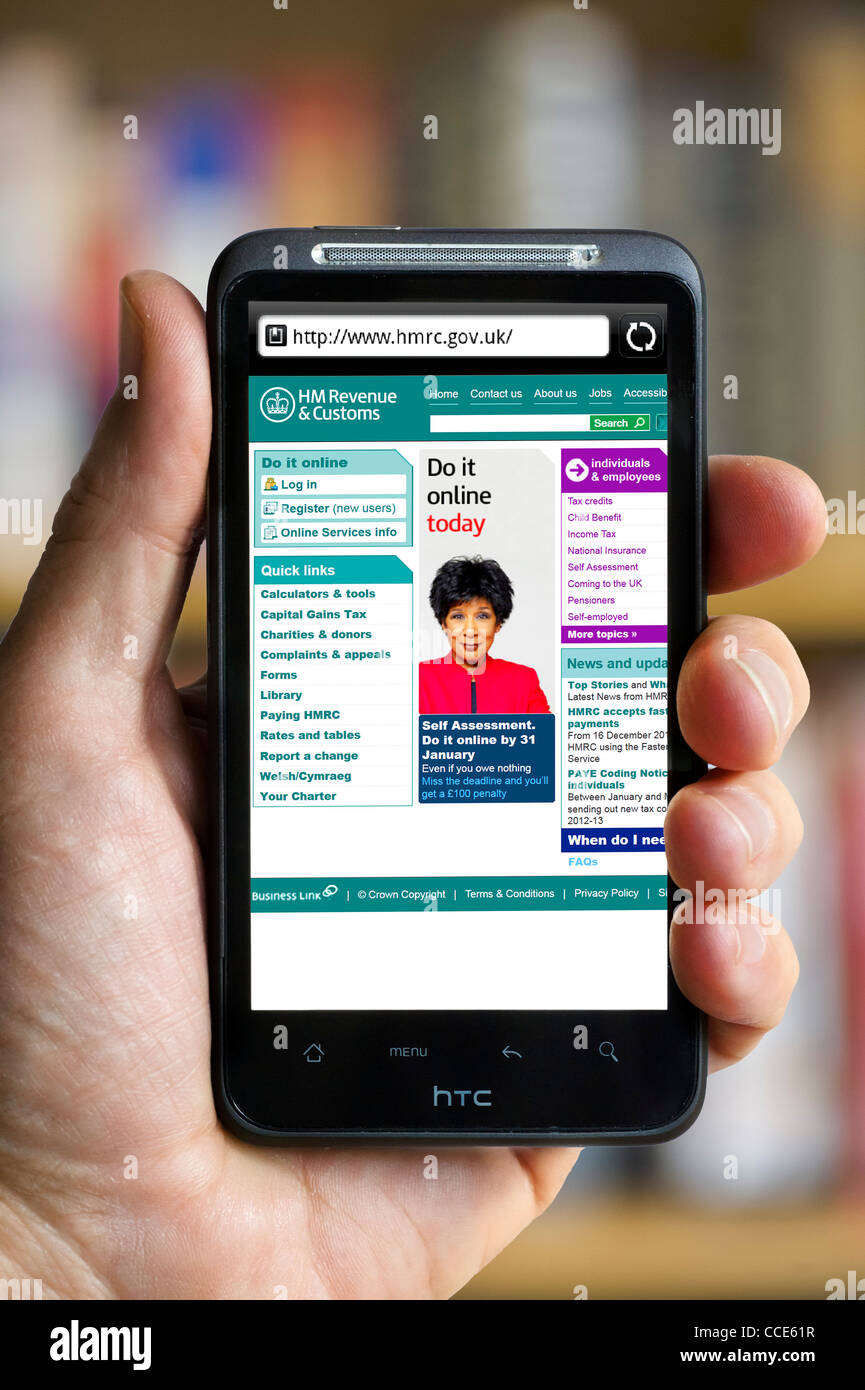 Guardando alla HM Revenue e sito web doganale su un smartphone HTC Foto Stock