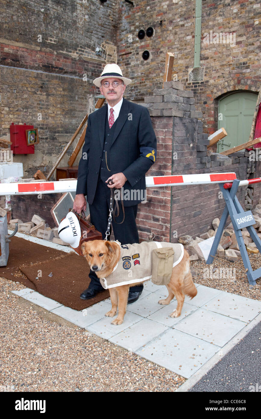 1940s omaggio all'40s chatham dockyard uk. Medico con cane di salvataggio Foto Stock