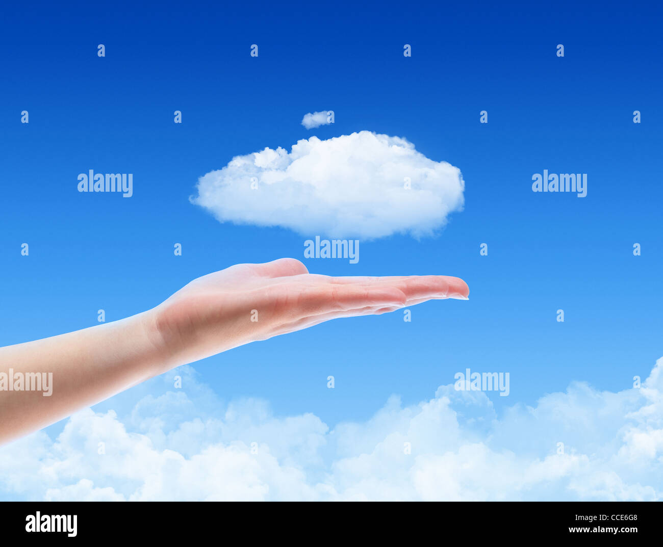 Donna lato offrono il cloud contro il cielo blu con nuvole. Concetto di immagine sul cloud computing e tema di ecologia. Foto Stock