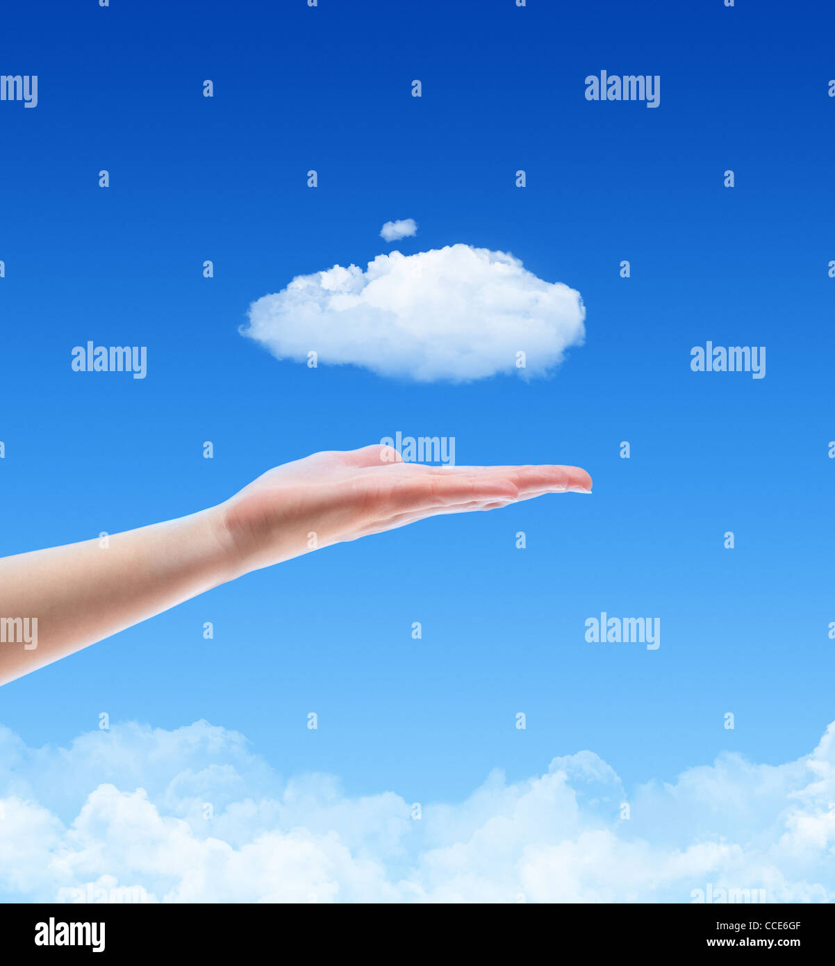 Donna lato offrono il cloud contro il cielo blu con nuvole. Concetto di immagine sul cloud computing e tema di ecologia con copia spazio. Foto Stock
