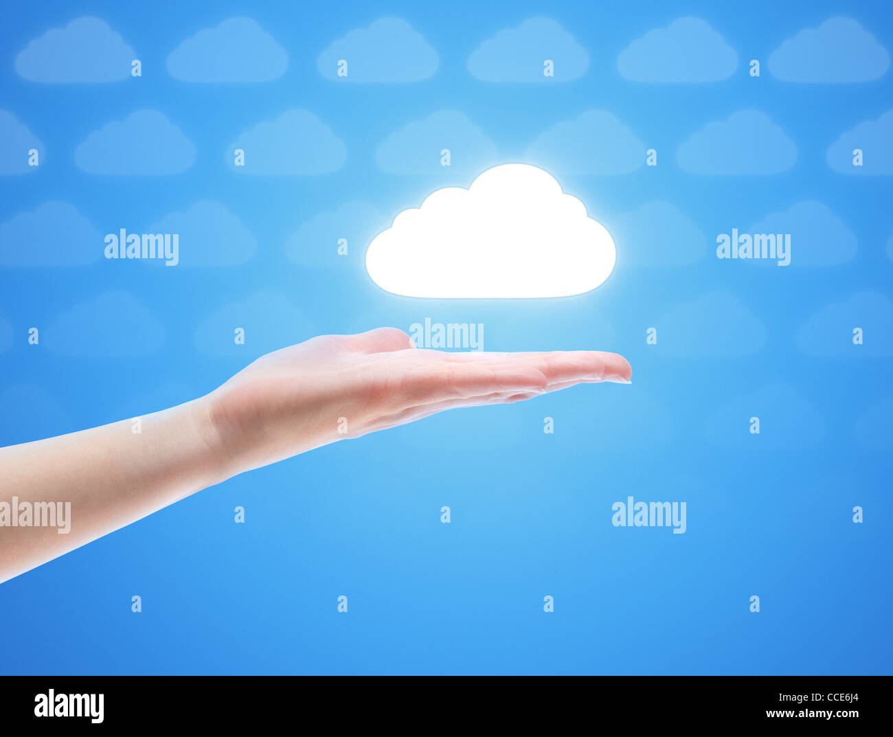 Donna mano condividere il cloud contro sfondo blu con le nuvole. Concetto di immagine sul cloud computing tema con copia spazio. Foto Stock