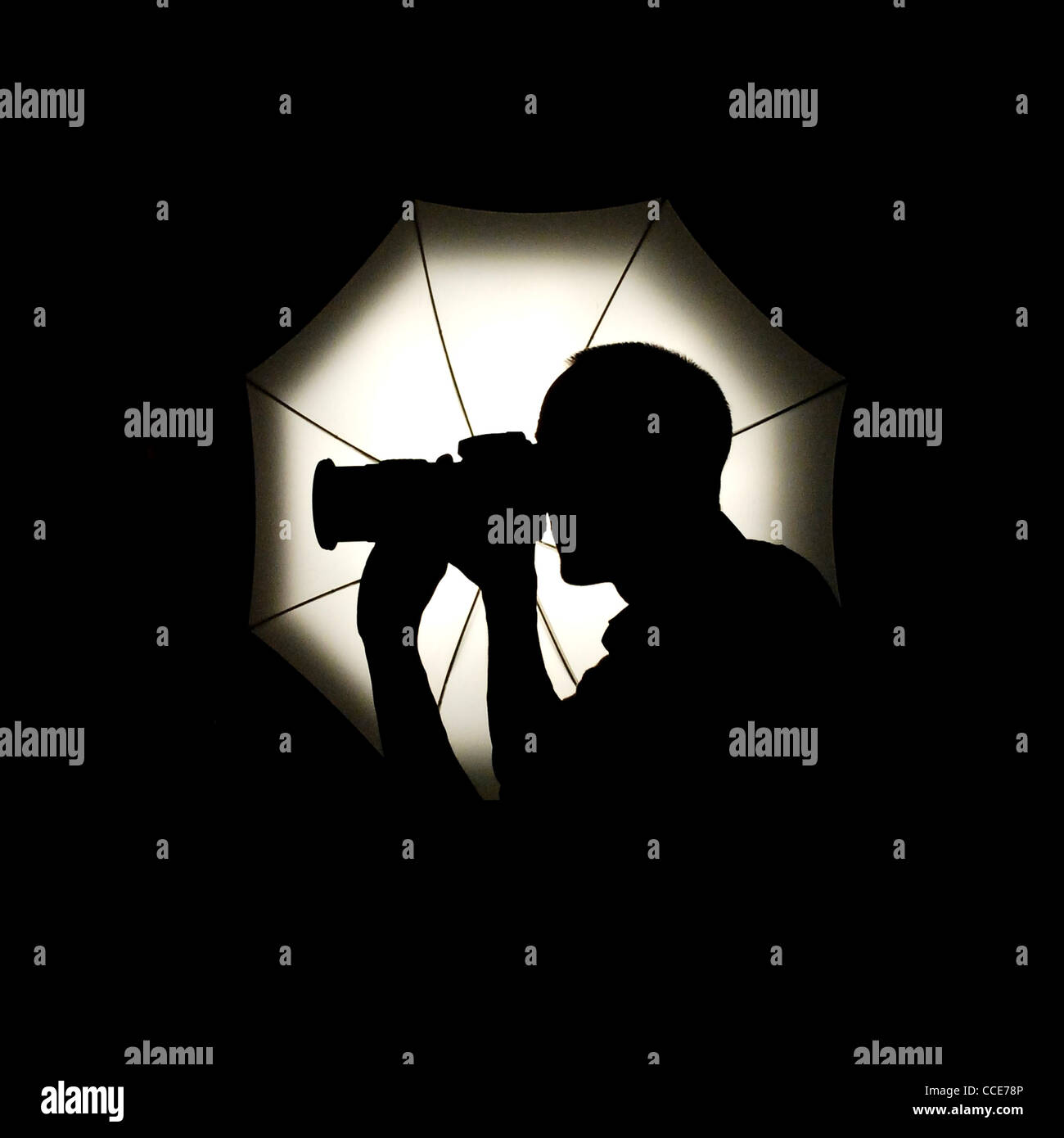 Silhouette di un fotografo Foto Stock