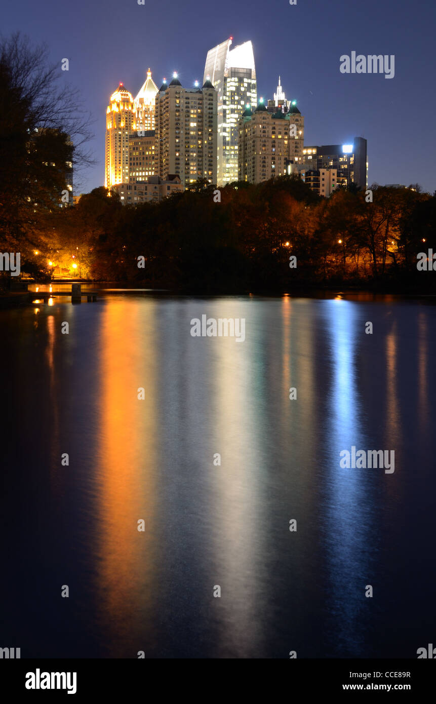 Skyline e riflessioni di Midtown Atlanta, Georgia nel lago Meer da Piedmont Park. Foto Stock