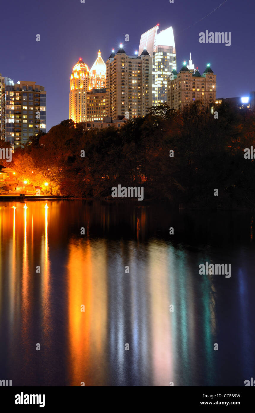 Skyline e riflessioni di Midtown Atlanta, Georgia nel lago Meer da Piedmont Park. Foto Stock