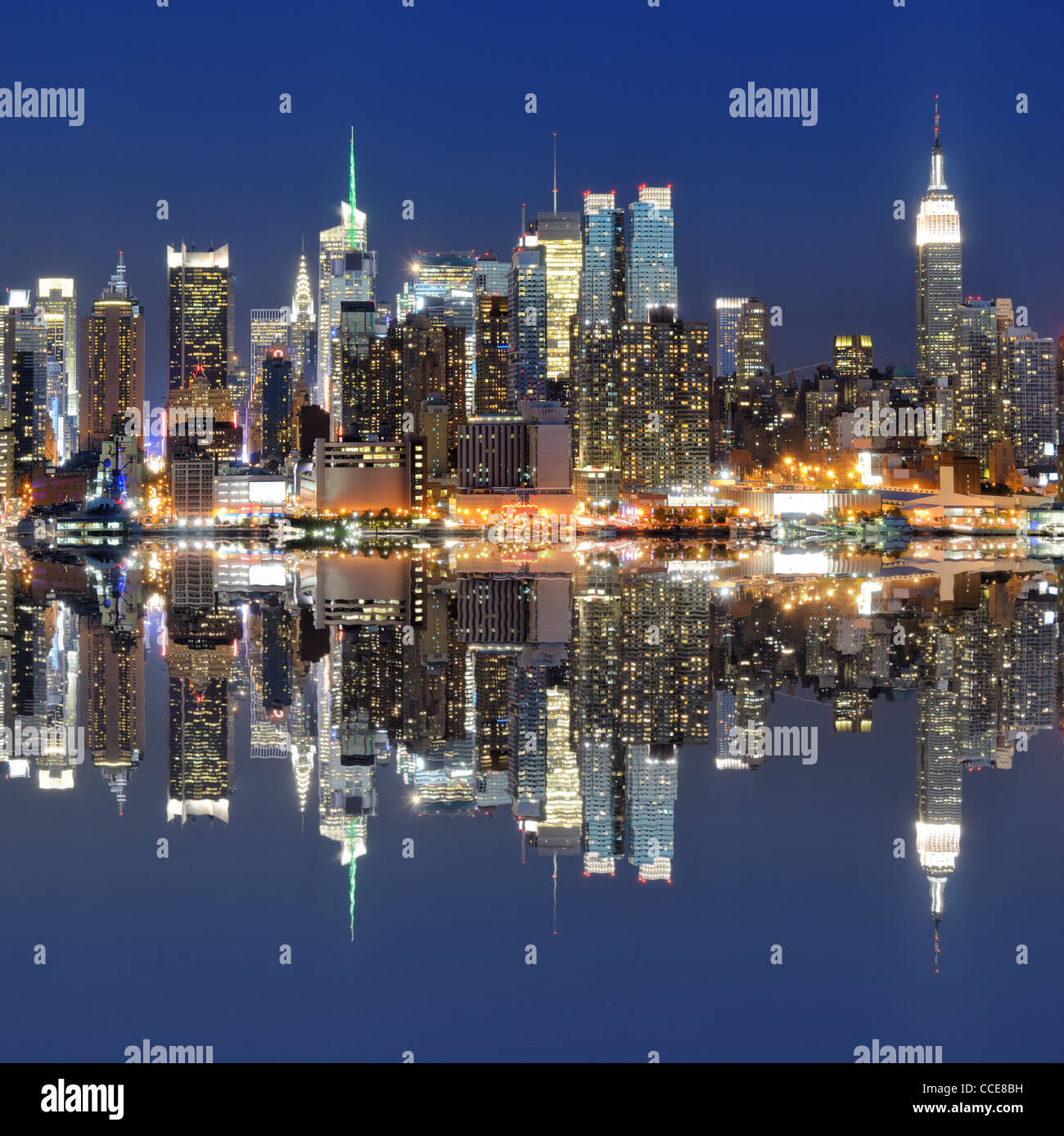 Skyline di New York City da attraverso il Fiume Hudson Foto Stock