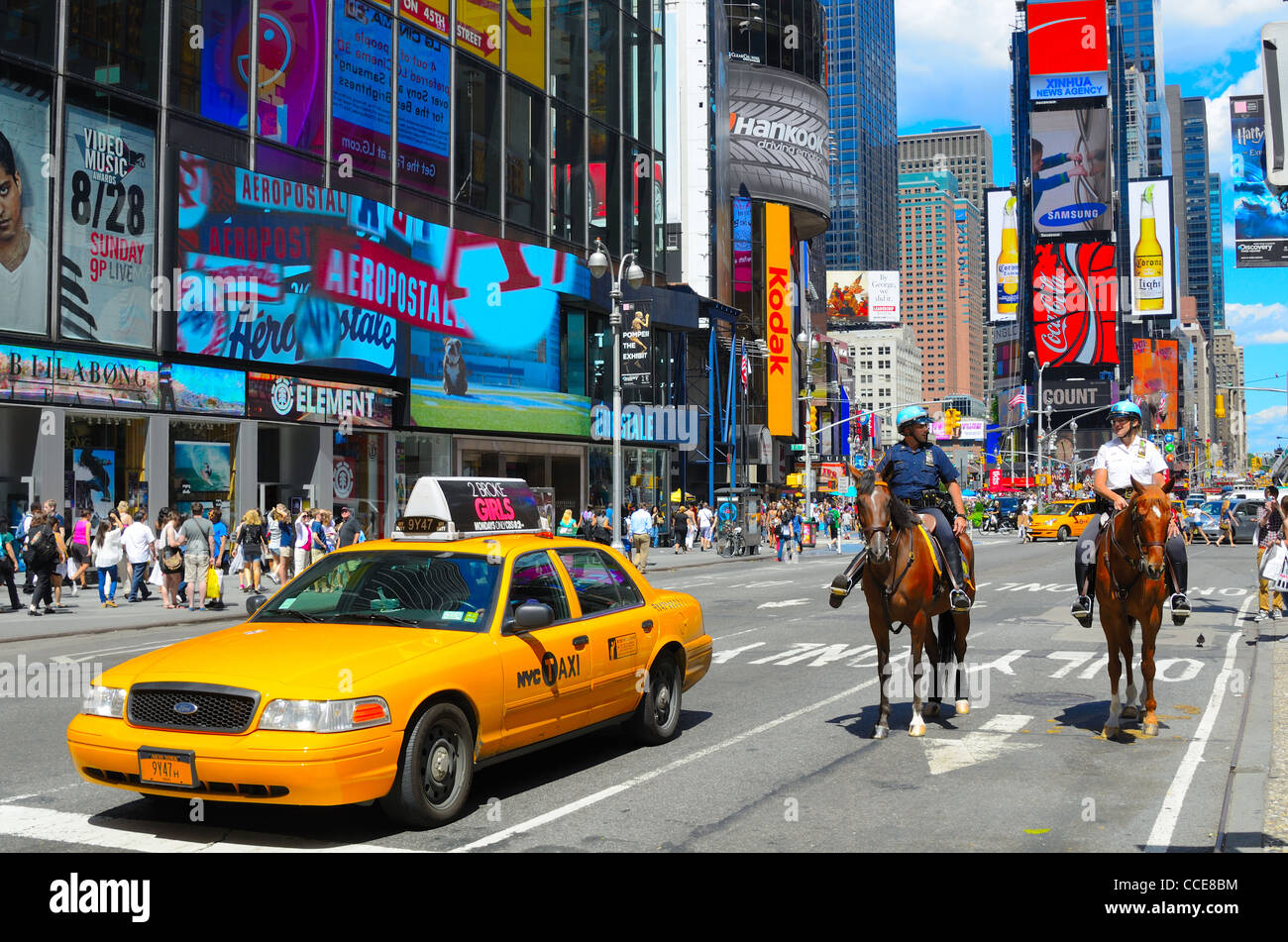 Polizia montata e Taxi in Times Square a New York City Foto Stock