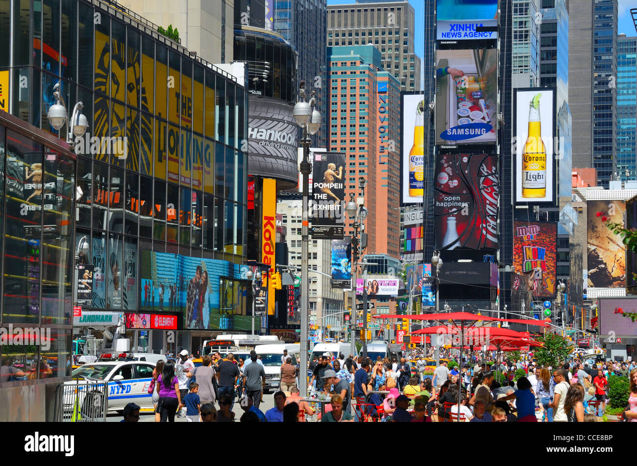 La folla in Times Square a New York City. Foto Stock