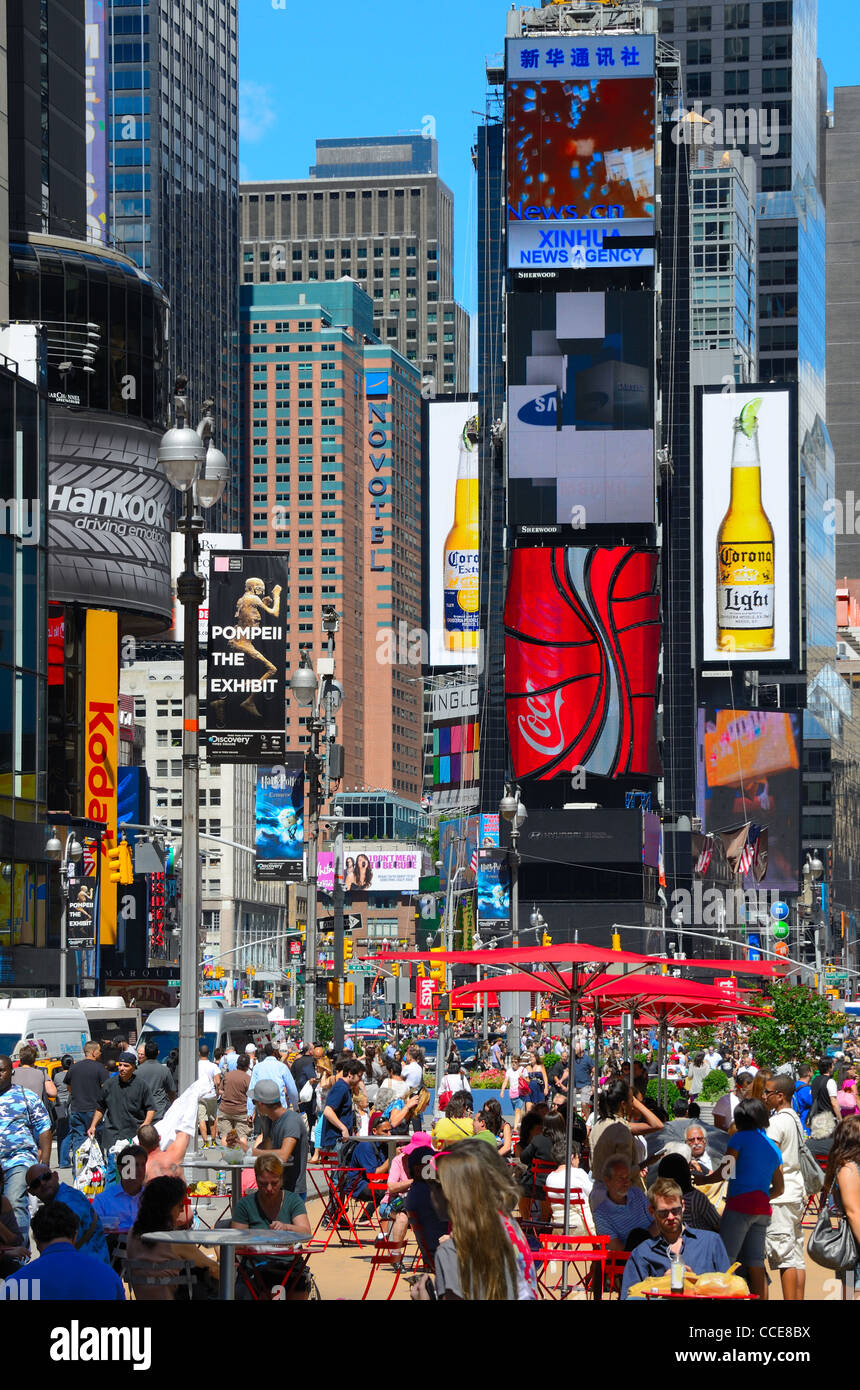 La folla in Times Square a New York City. Foto Stock