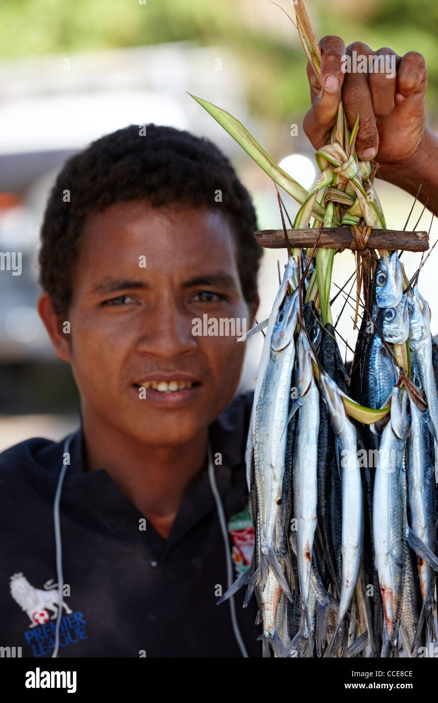 Ragazzo la vendita di sardine Timor-Leste, in Asia Foto Stock