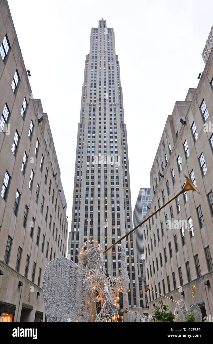 Il Rockefeller Center e Angelo decorazione per il Natale, New York, Stati Uniti d'America Foto Stock