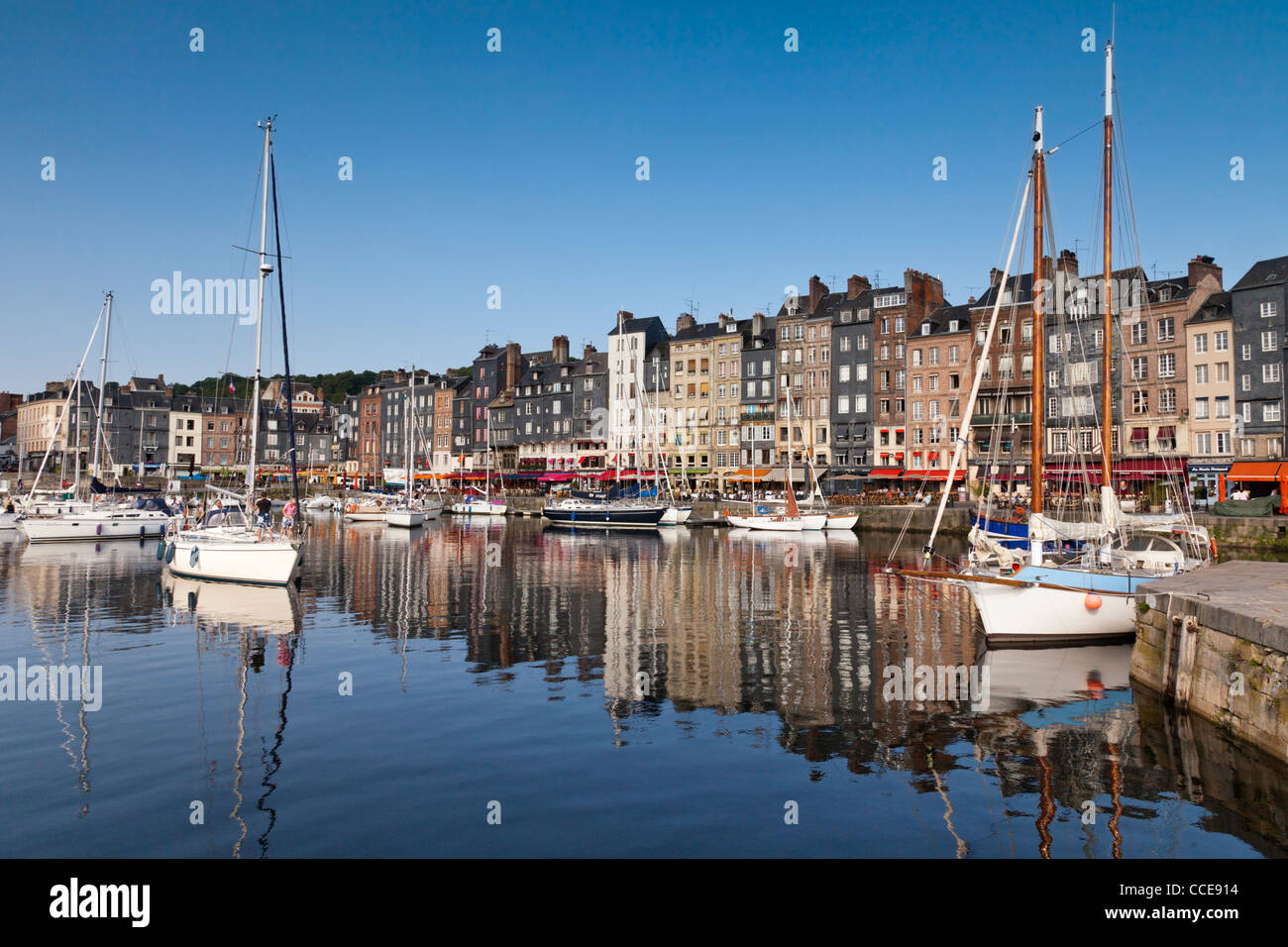 La barca a vela e barche a motore linea il vecchio bacino del porto di Honfleur in Normandia, Francia. Foto Stock