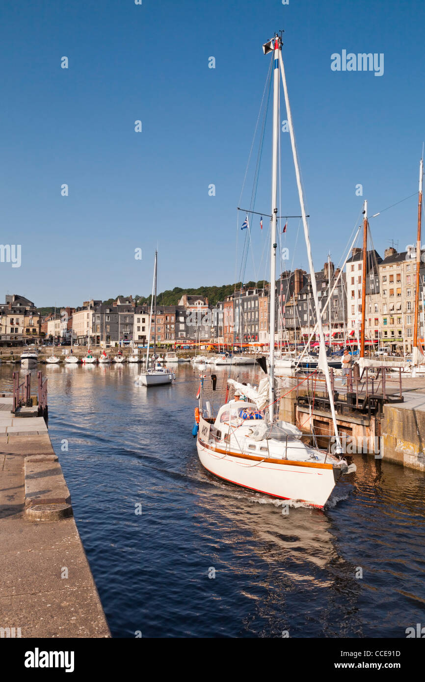 Barche inserendo il blocco per lasciare il bacino portuale a Honfleur in Normandia, Francia. Foto Stock