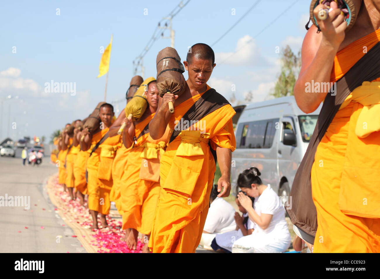 I monaci buddisti hanno visto qui a piedi attraverso Bangkok come parte di un 365km a piedi per purificare quelle province colpite dalle inondazioni del 2011. Foto Stock