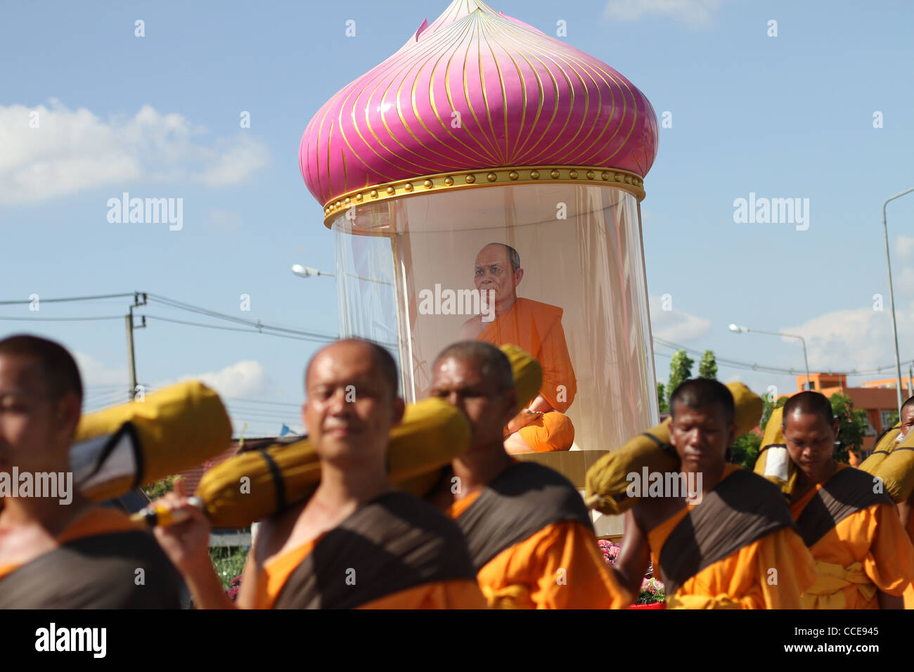 I monaci buddisti hanno visto qui a piedi attraverso Bangkok come parte di un 365km a piedi per purificare quelle province colpite dalle inondazioni del 2011. Foto Stock