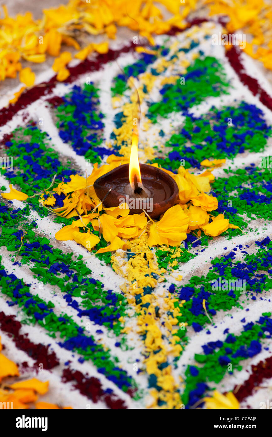 Rangoli festival di polvere colorata lamine con petali di fiori e una lampada ad olio. India Foto Stock