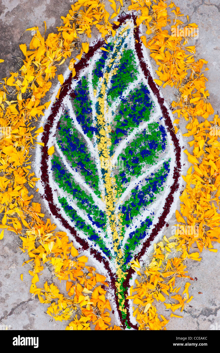 Rangoli festival di polvere colorata lamine con petali di fiori e una lampada ad olio. India Foto Stock