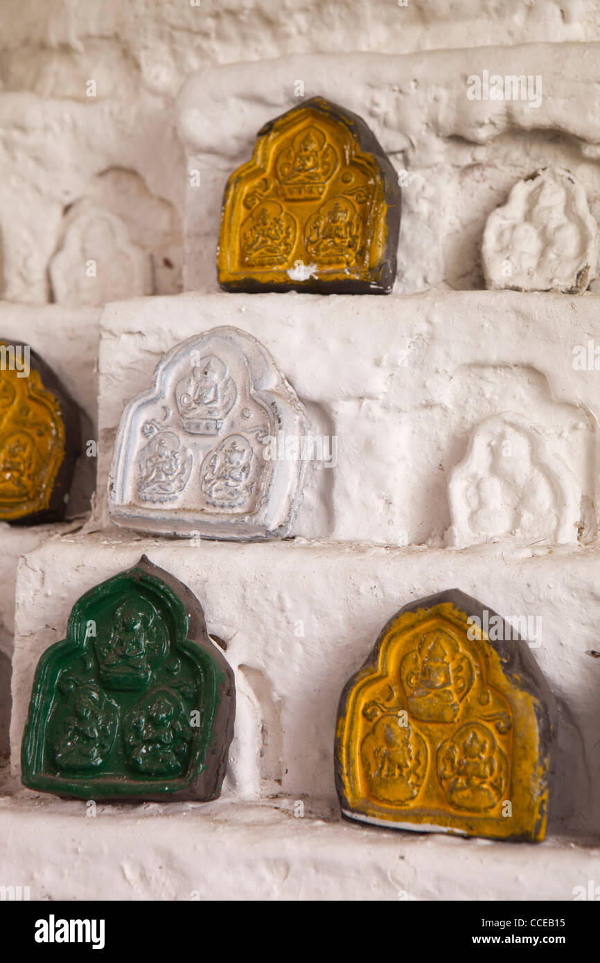 India, Arunachal Pradesh, Tawang, Ugyenling tempio, chorten decorate con piccoli votivo di placche di Buddha Foto Stock