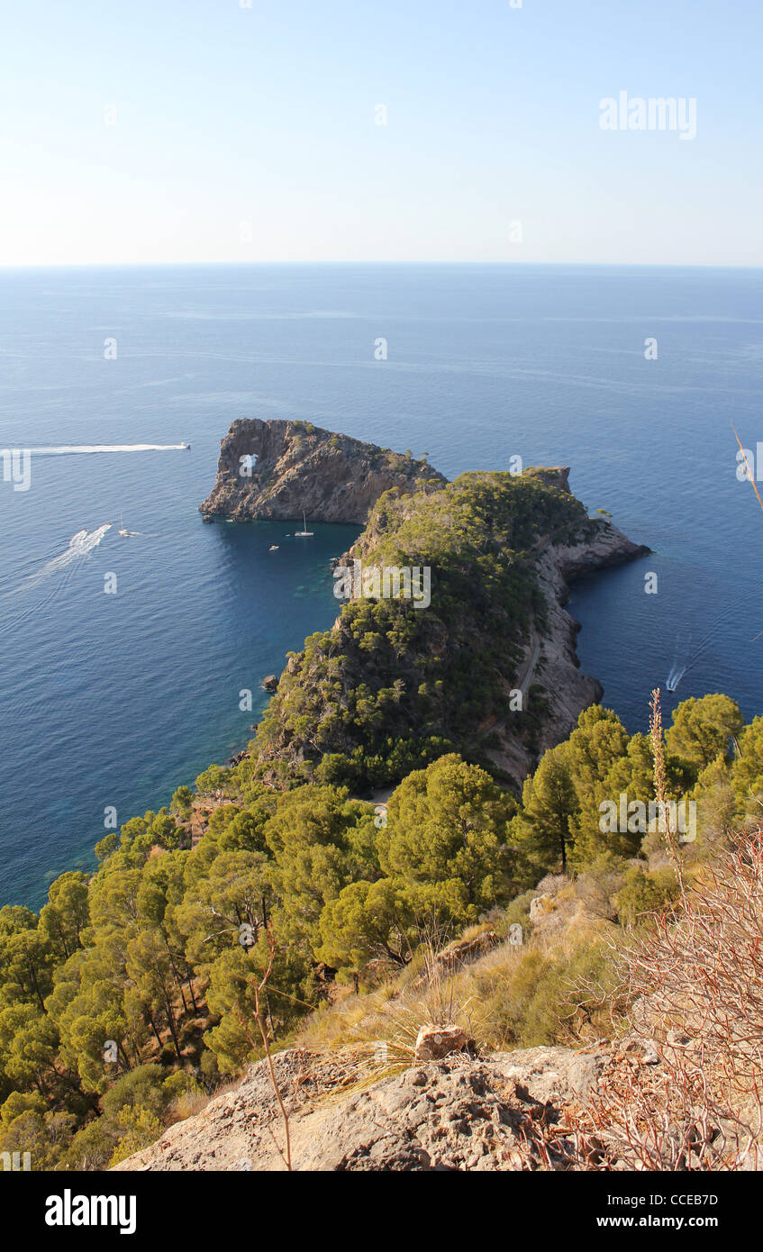 Scena costiere con yachts del Peninsula de Sa Foradada, vicino a Deya / Deia, West Coast Mallorca / Maiorca, isole Baleari, Spagna Foto Stock