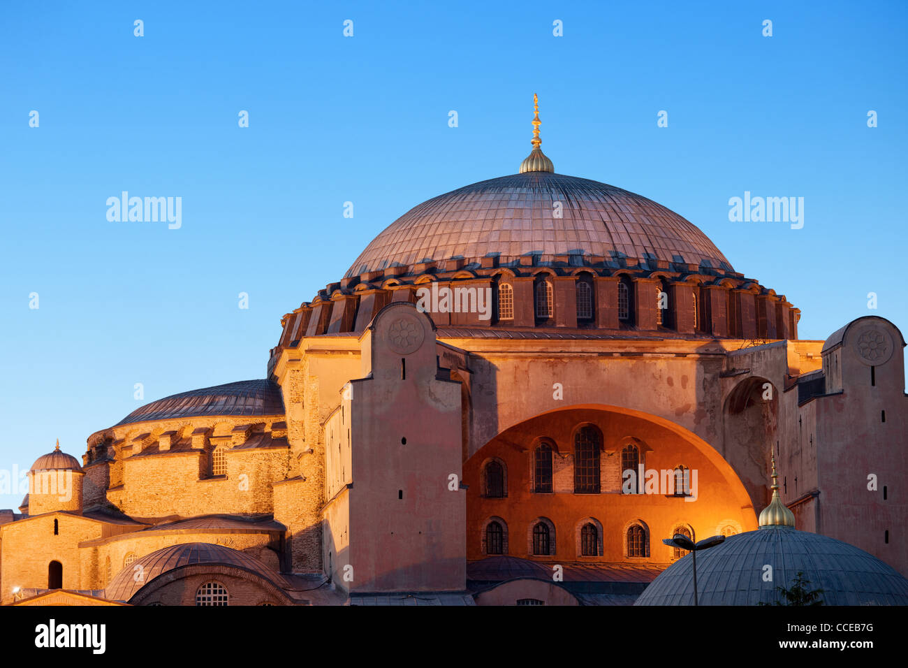Architettura bizantina dell'Hagia Sophia (Chiesa della Santa saggezza o Ayasofya in turco) al tramonto ad Istanbul in Turchia Foto Stock