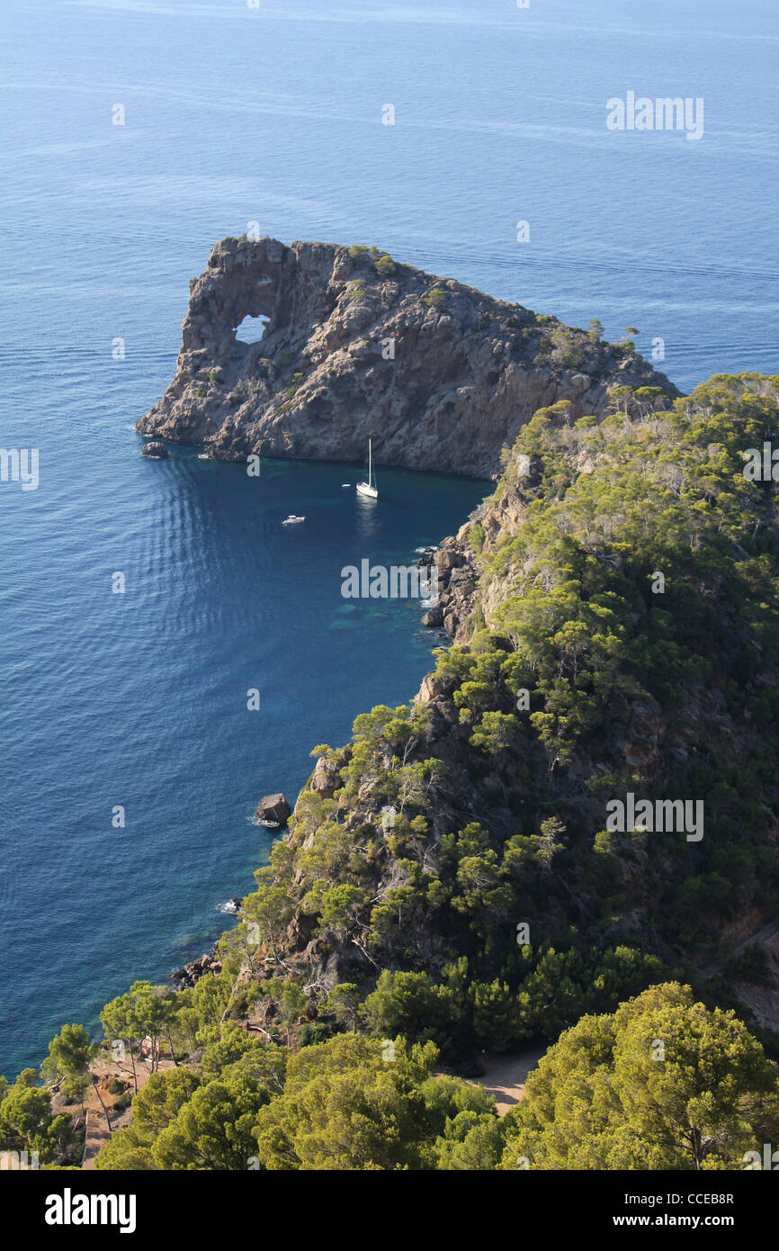 Scena costiere con yachts del Peninsula de Sa Foradada, vicino a Deya / Deia, West Coast Mallorca / Maiorca, isole Baleari, Spagna Foto Stock