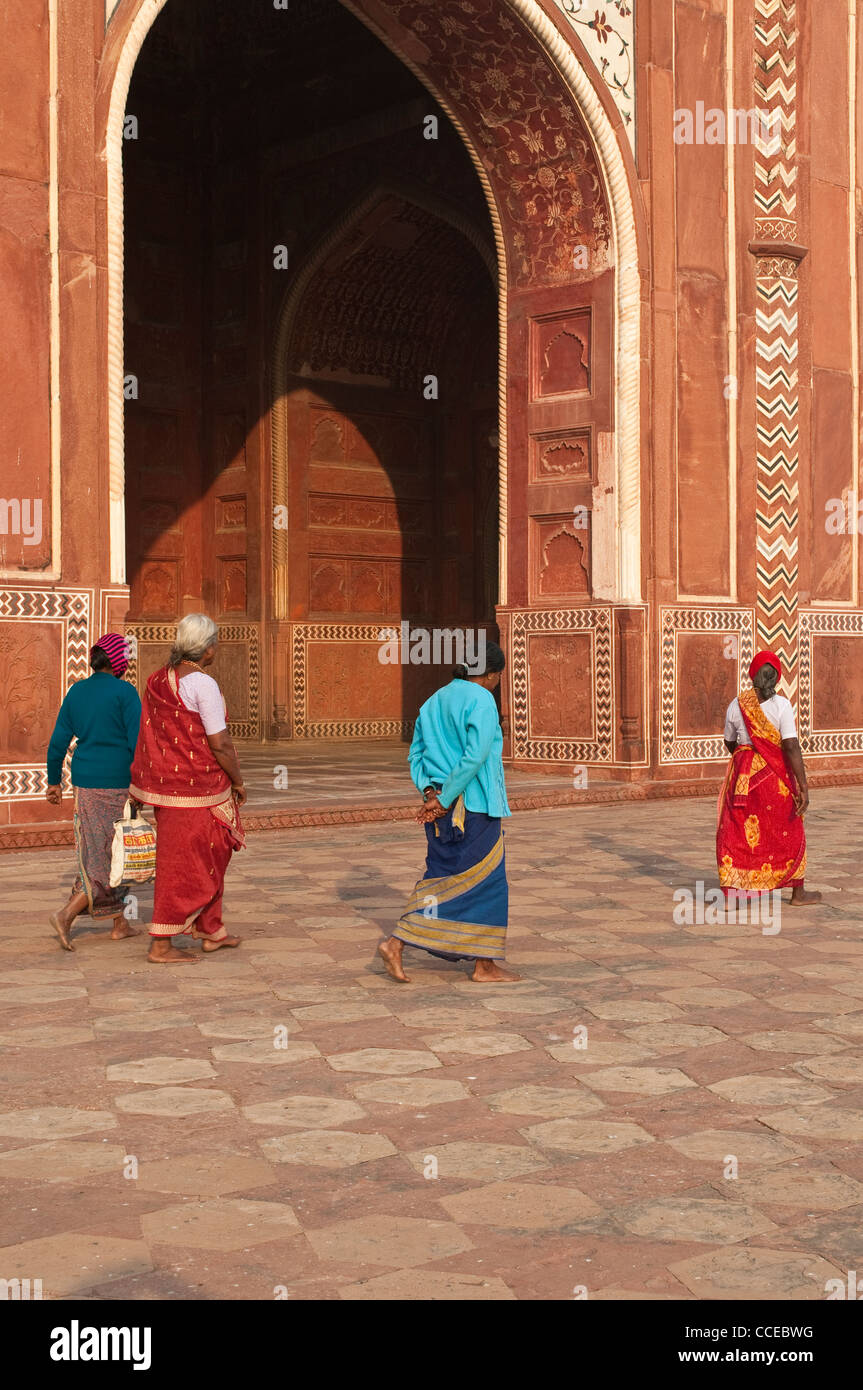 Le donne a piedi dal Taj Mahal moschea, Agra, India Foto Stock