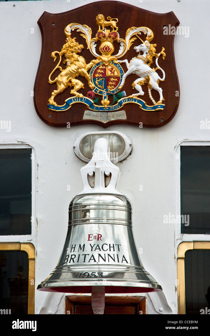 Il Royal Yacht Britannia, con campana inscritto ' ER HM Yacht Britannia' e ornato Royal insignia. Foto Stock