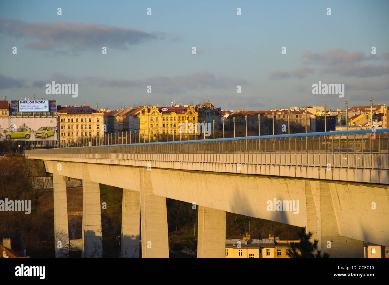 Nuselsky Most il cavalcavia di Nusle bridge (1973) attraversando Botic Valle nel quartiere Nusle Praga Repubblica Ceca Europa Foto Stock