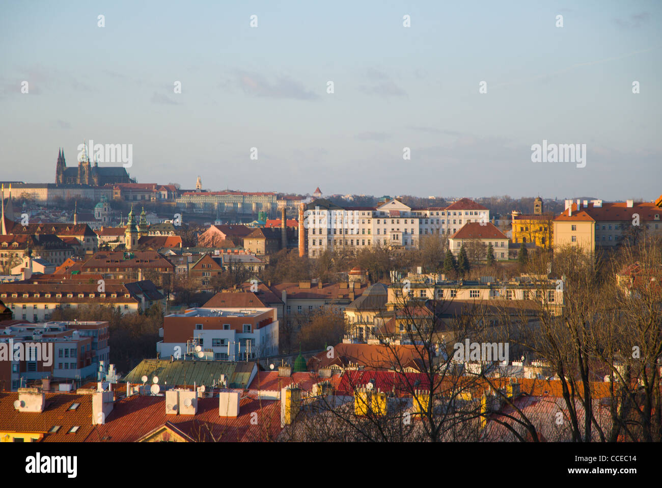 Quartiere Nusle con Nove Mesto e Prazky Hrad castello in background Praga Repubblica Ceca Europa Foto Stock