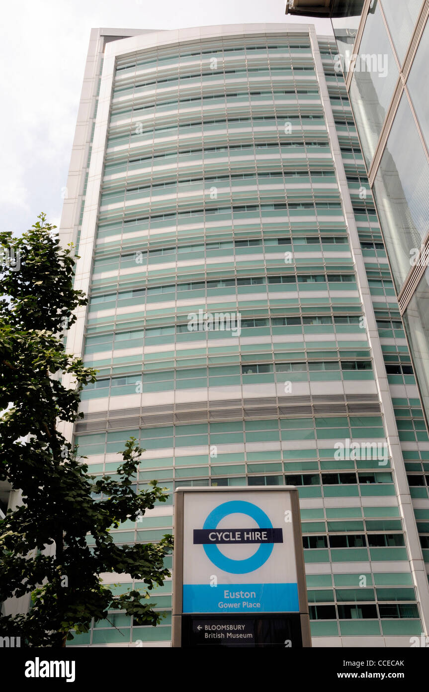 Barclays noleggio cicli di segno di fronte all' Università Collage London Hospital UCLH Bloomsbury England Regno Unito Foto Stock