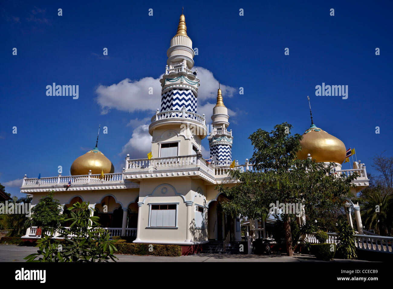 La moschea musulmana contro un profondo cielo blu sullo sfondo. Thailandia E.S. Asia Foto Stock