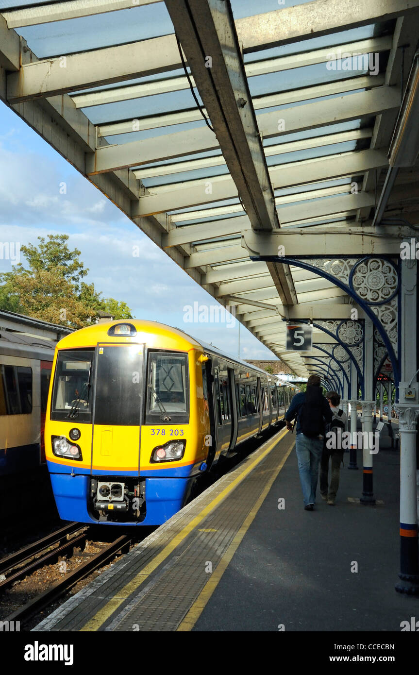 Overground binario e treno con passeggeri Richmond Upon Thames Station Surrey in Inghilterra REGNO UNITO Foto Stock