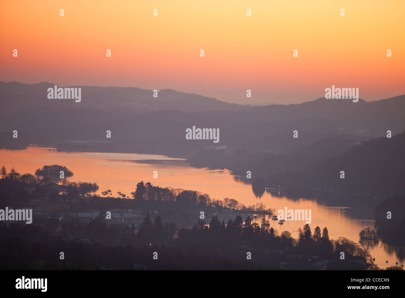 Lago di Windermere da Orrest testa sopra Windermere, Lake District, Regno Unito al crepuscolo. Foto Stock