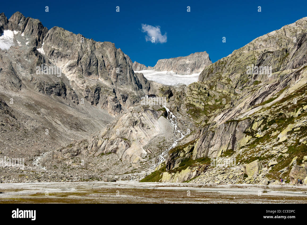 Montare Diamentstock lordo e sul ghiacciaio Baechligletscher, rifugio di montagna Baechlitalhuette in primo piano, Alpi Bernesi, Svizzera Foto Stock